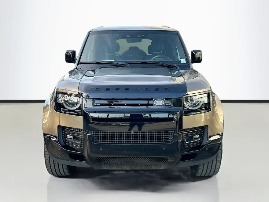 2025 Land Rover Defender 110 photo 1
