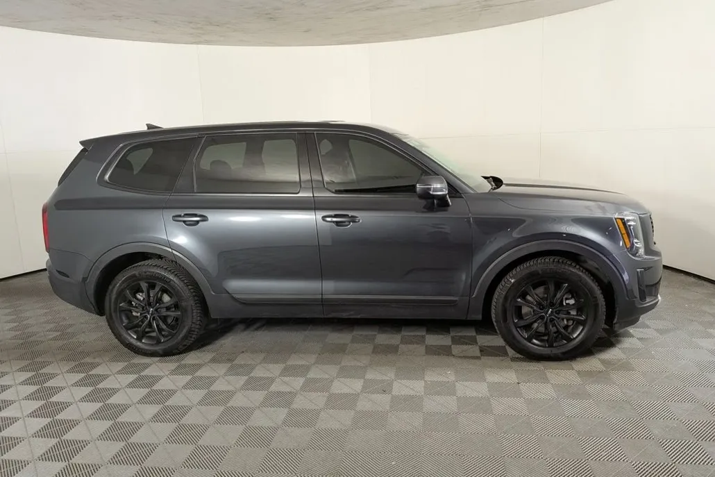2022 Kia Telluride LX photo 1