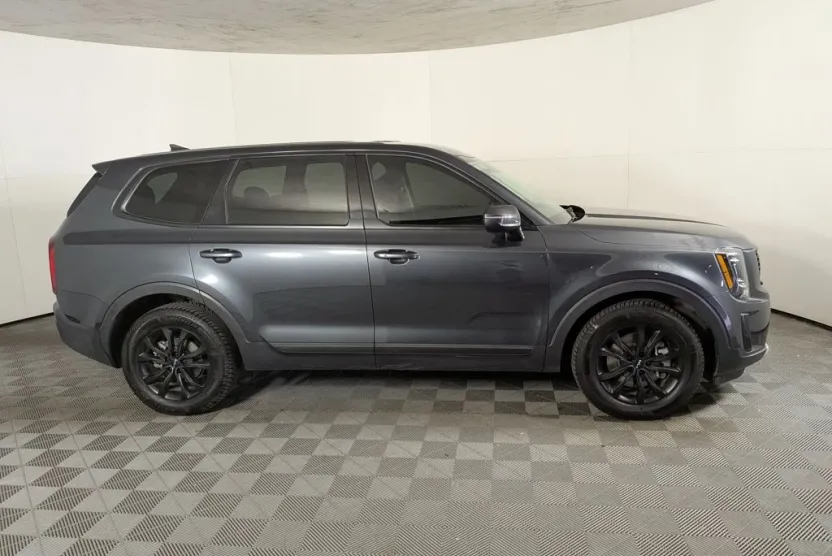 2022 Kia Telluride LX photo 1