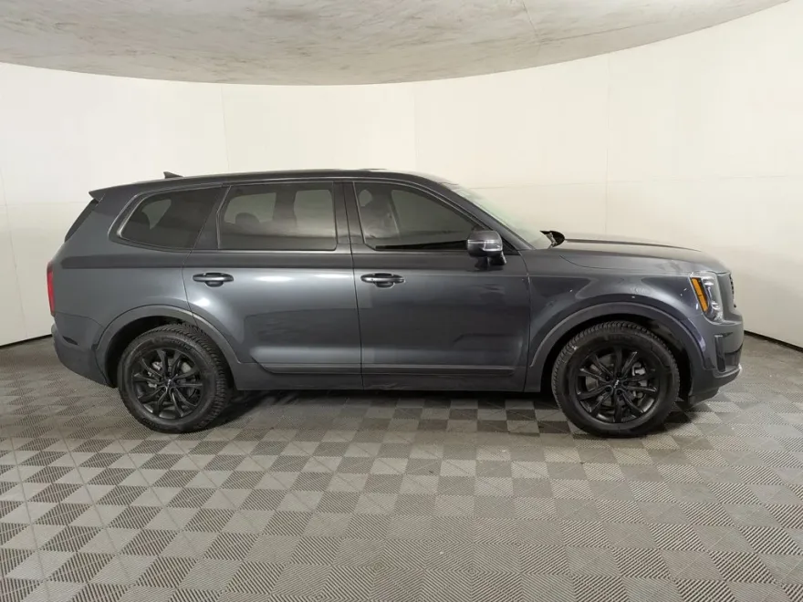 2022 Kia Telluride LX photo 1