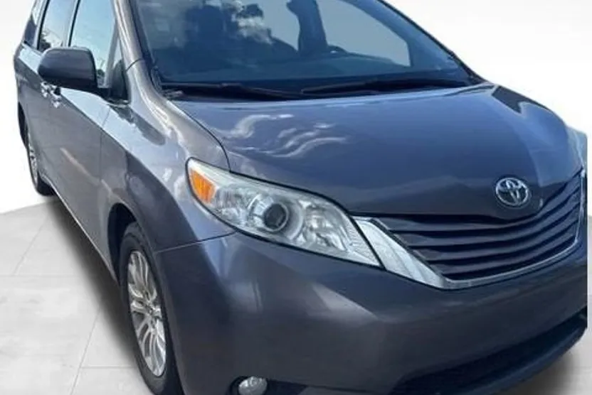 2016 Toyota Sienna XLE photo 1