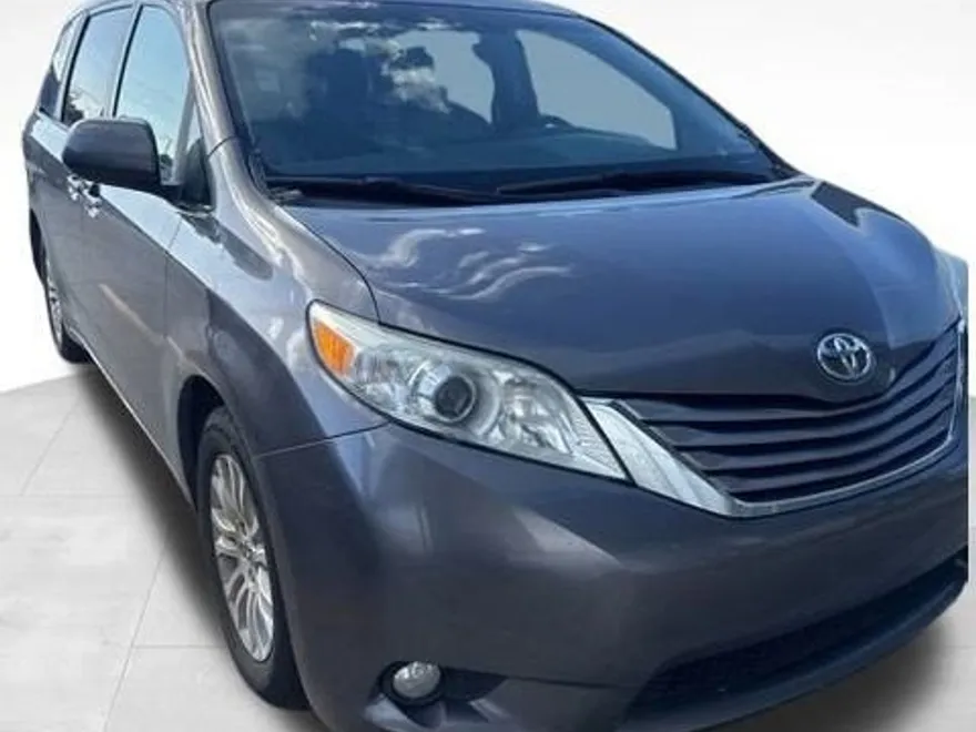 2016 Toyota Sienna XLE photo 1