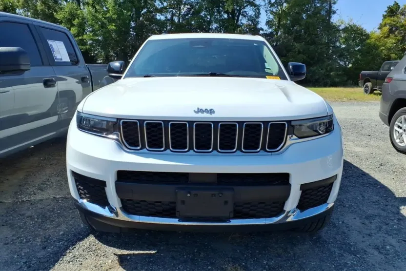 2023 Jeep Grand Cherokee Laredo photo 1