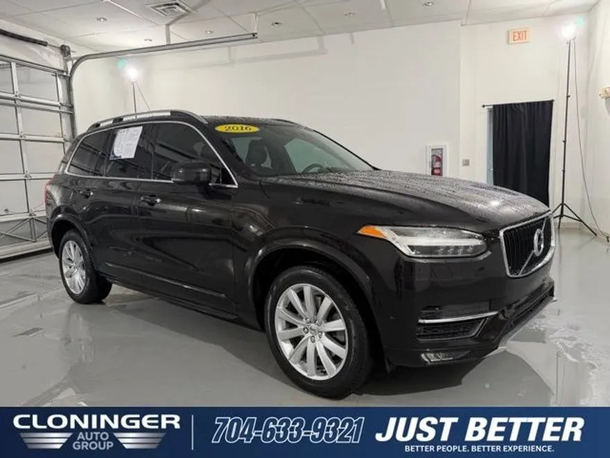 2016 Volvo XC90 T6 Momentum photo 1