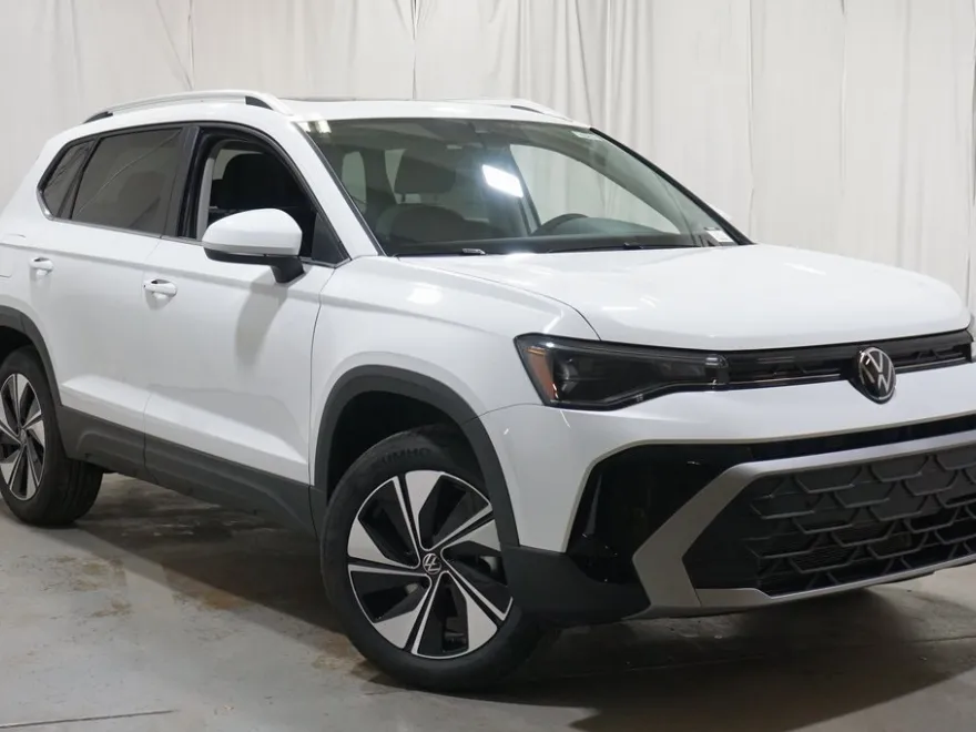2025 Volkswagen Taos SE photo 1