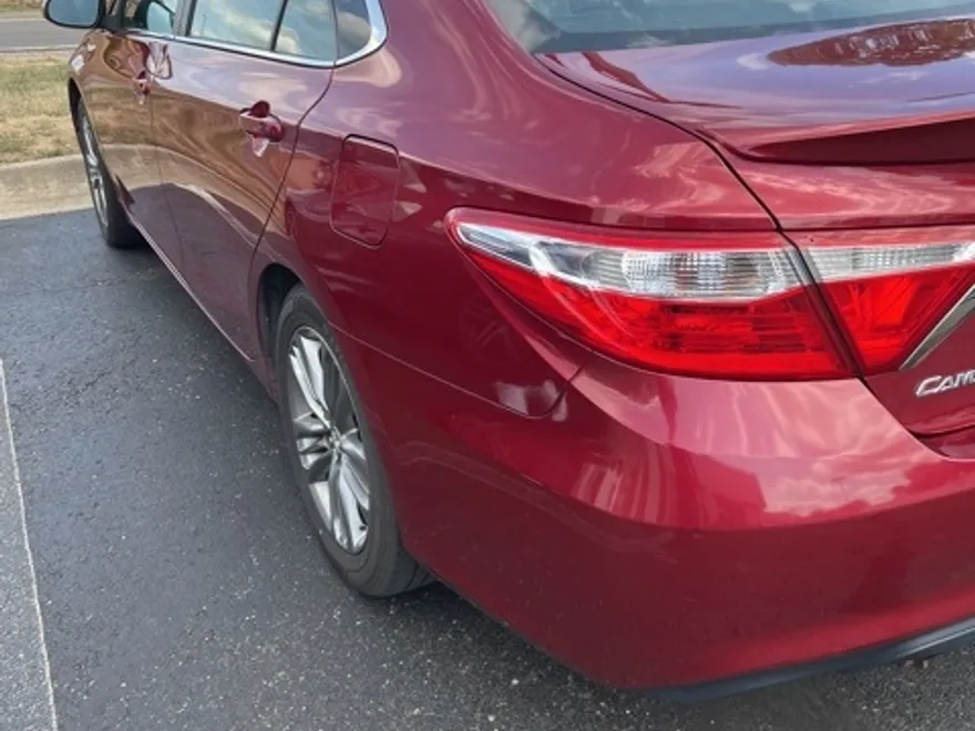2015 Toyota Camry Hybrid SE photo 2