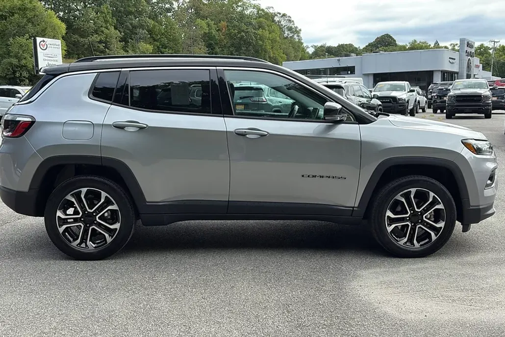 2022 Jeep Compass Limited photo 1