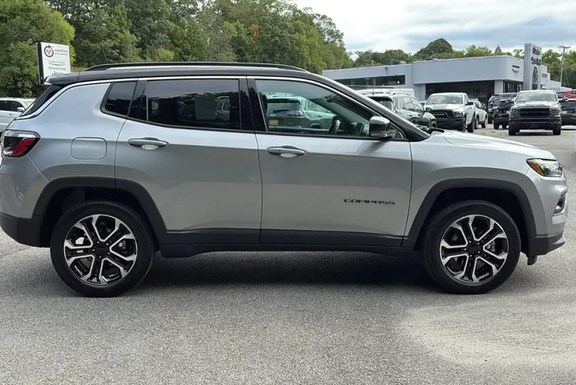 2022 Jeep Compass Limited photo 1