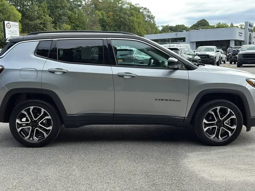 2022 Jeep Compass Limited photo 1