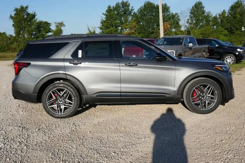 2025 Ford Explorer ST photo 1