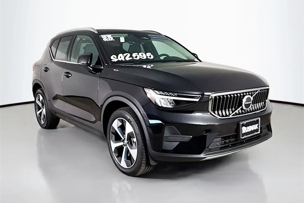 2025 Volvo XC40 Core photo 1