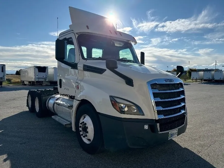 2018 Freightliner Cascadia 126" Day cab photo 1