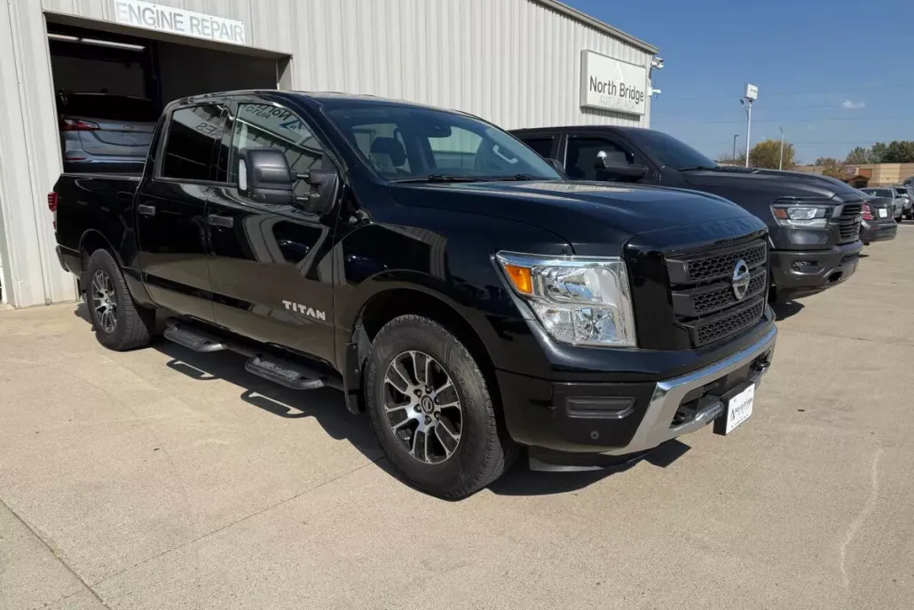 2022 Nissan Titan SV Crew Cab photo 1