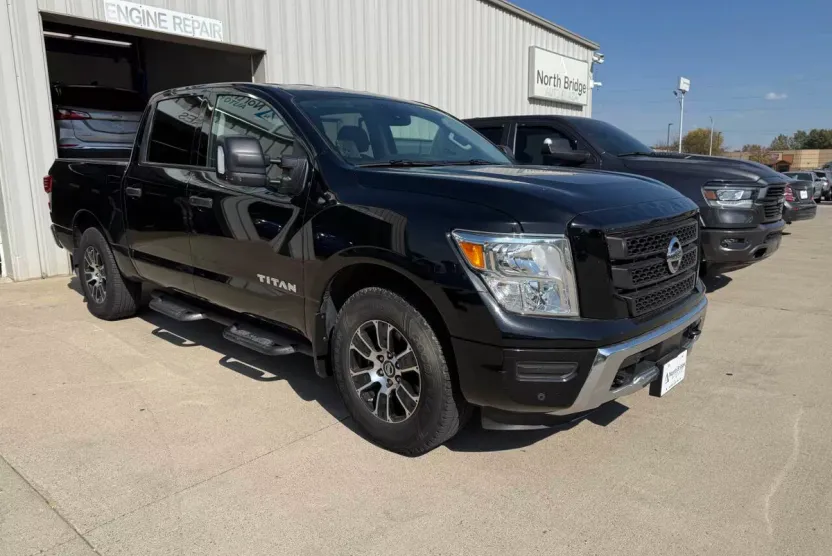 2022 Nissan Titan SV Crew Cab photo 1