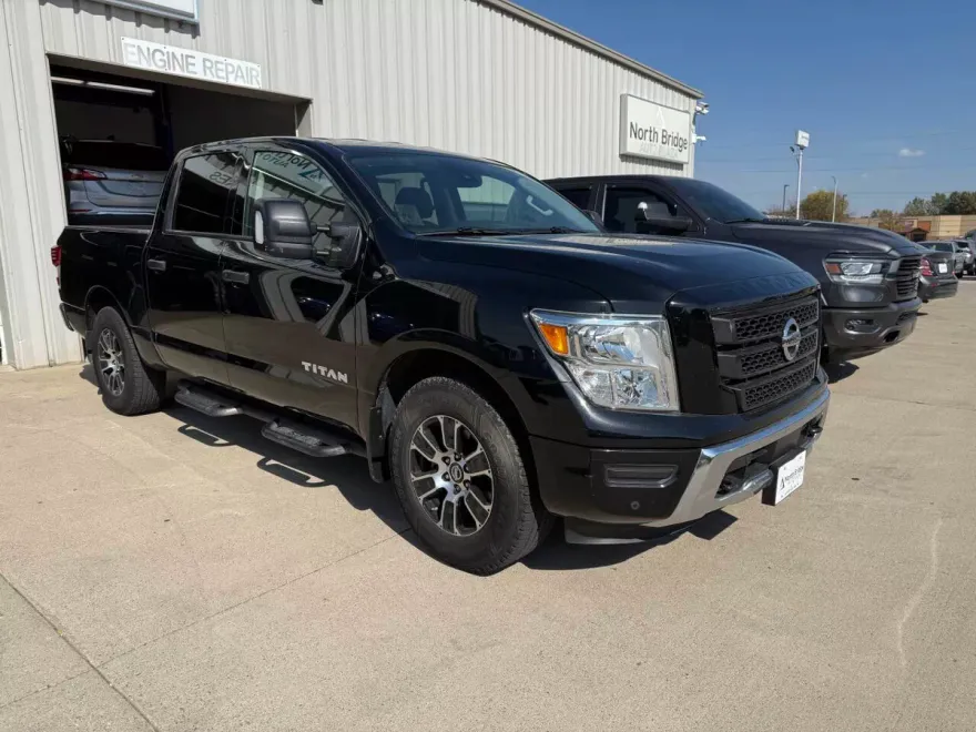 2022 Nissan Titan SV Crew Cab photo 1