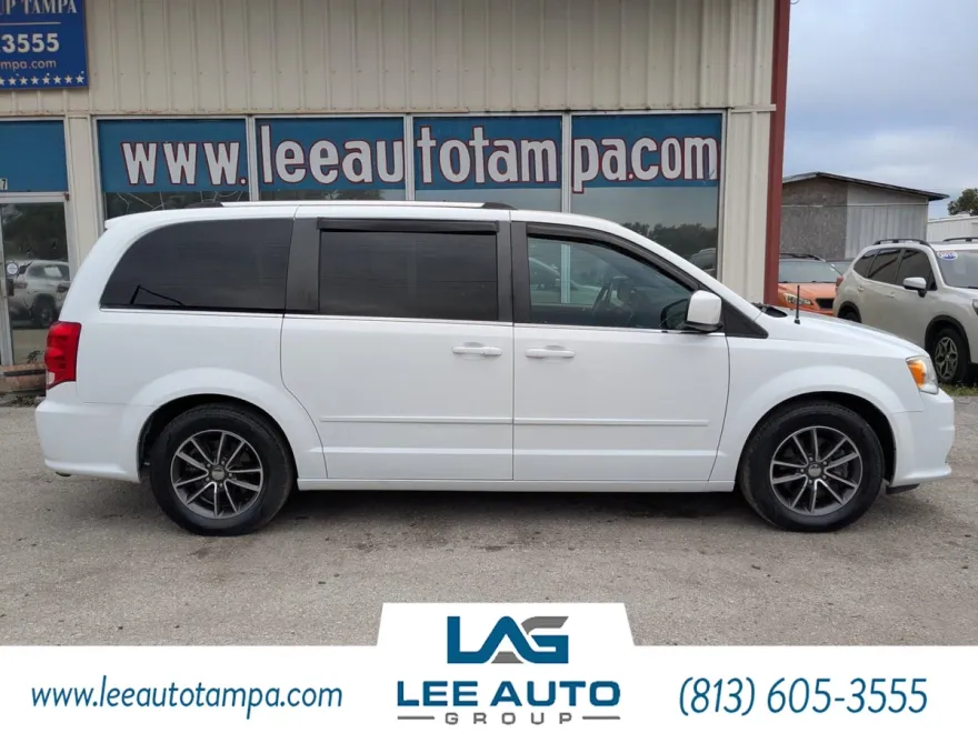 2017 Dodge Grand Caravan SXT photo 1