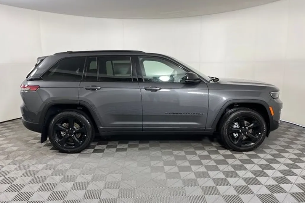 2025 Jeep Grand Cherokee Laredo Altitude photo 1