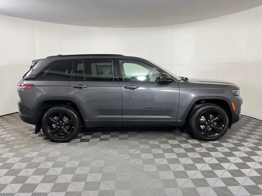 2025 Jeep Grand Cherokee Laredo Altitude photo 1