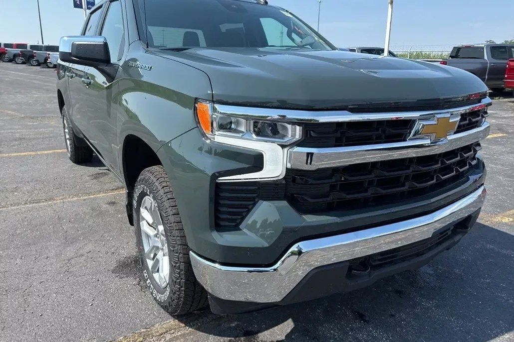 2025 Chevrolet Silverado 1500 LT photo 1