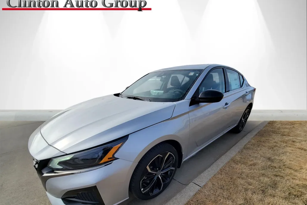 2025 Nissan Altima SR photo 1