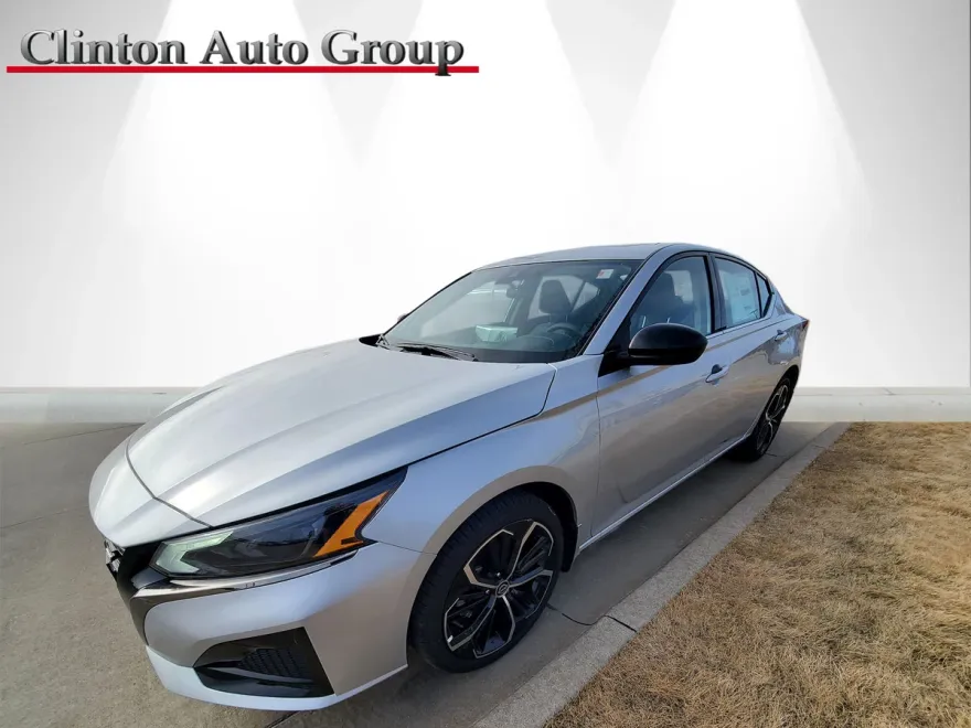 2025 Nissan Altima SR photo 1