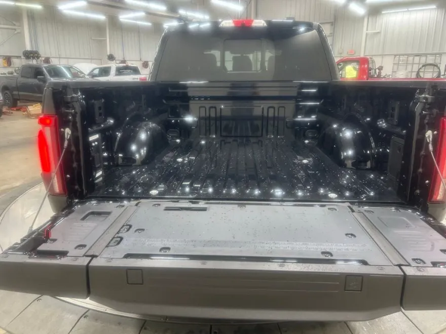 2025 Ford F-150 Platinum photo 1