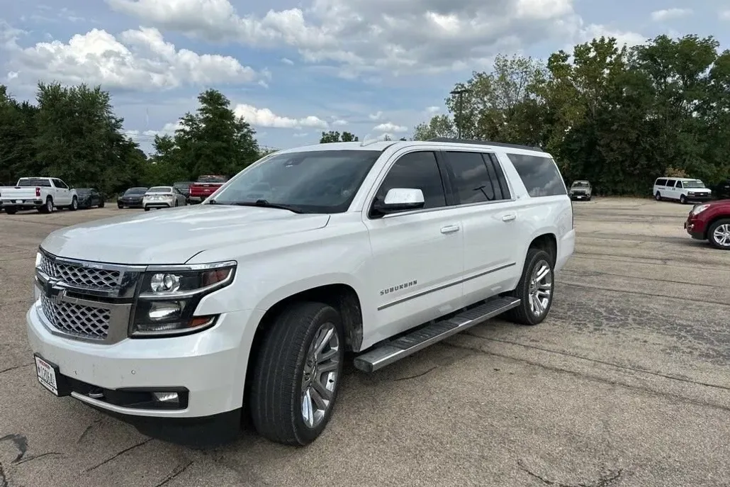 2017 Chevrolet Suburban LT photo 1