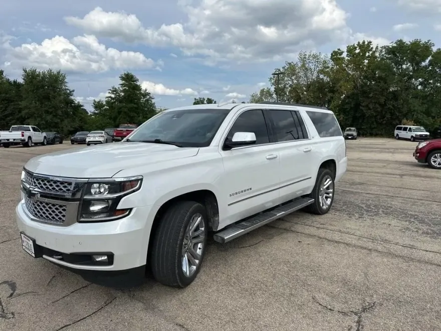 2017 Chevrolet Suburban LT photo 1