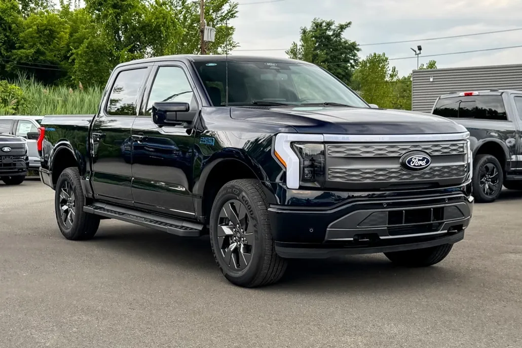 2025 Ford F-150 Lightning Lariat photo 1