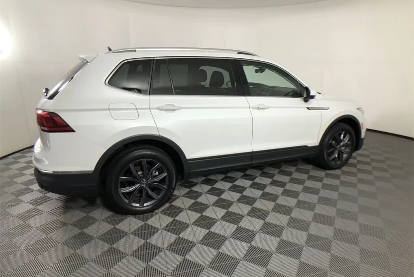2023 Volkswagen Tiguan SE photo 1