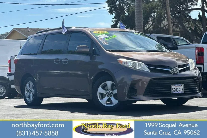 2020 Toyota Sienna LE photo 1