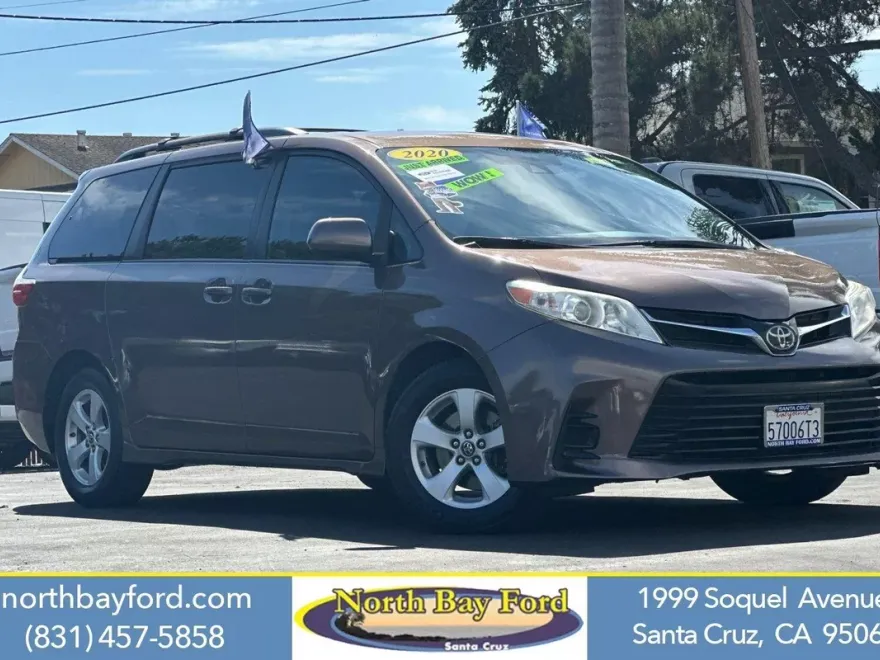 2020 Toyota Sienna LE photo 1