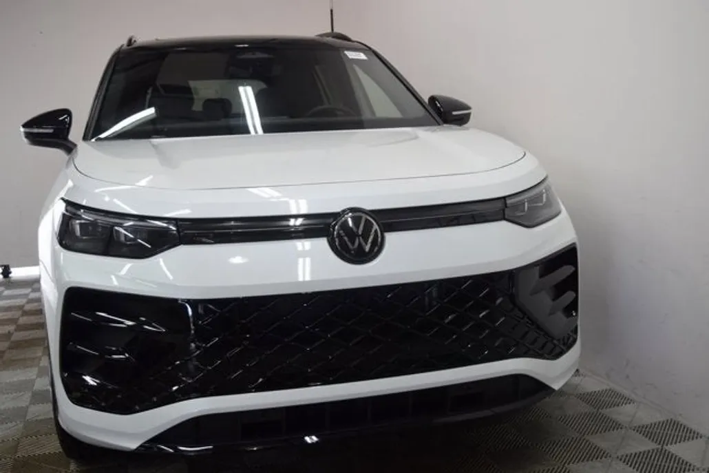 2025 Volkswagen Tiguan SE R-Line Black photo 1