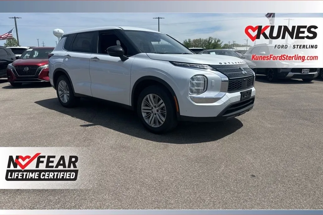 2024 Mitsubishi Outlander ES photo 1