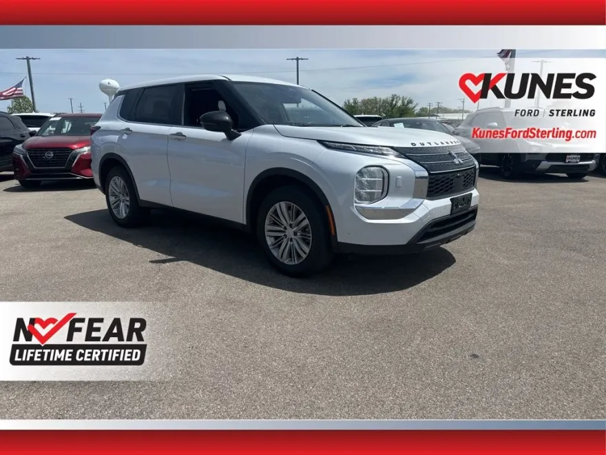 2024 Mitsubishi Outlander ES photo 1