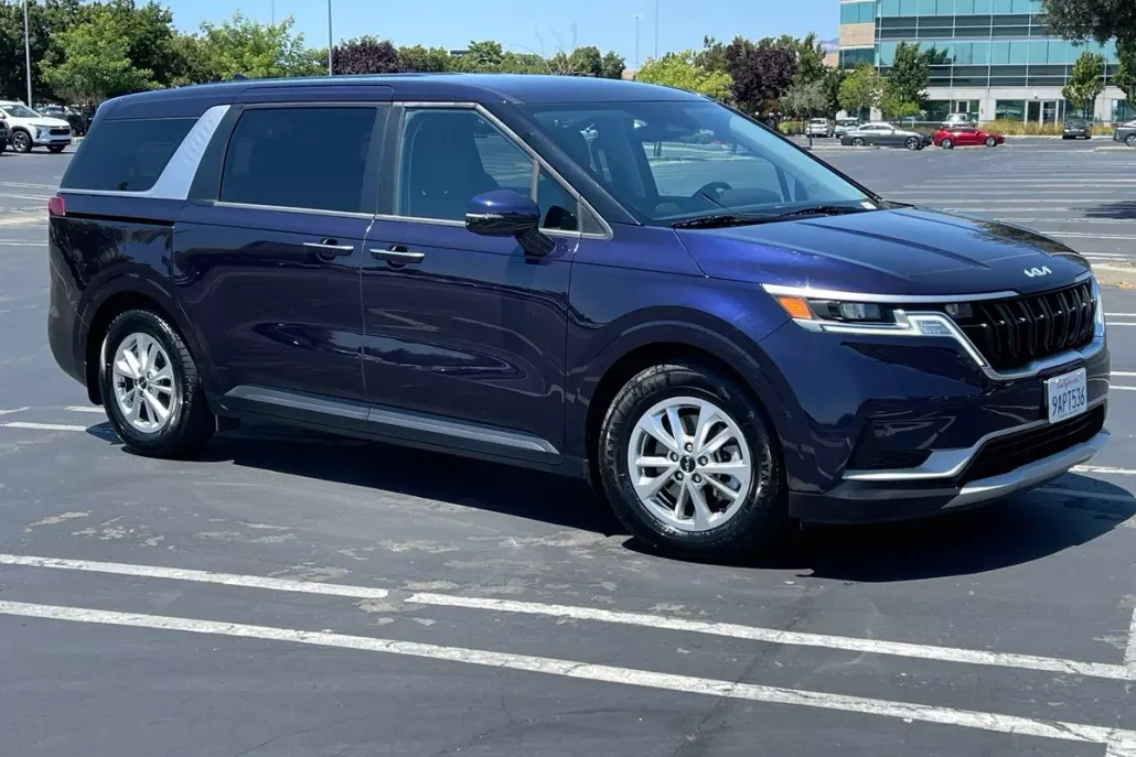 2022 Kia Carnival LXS photo 1
