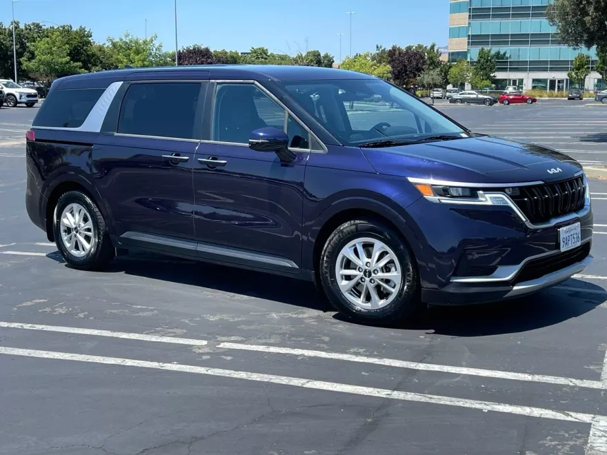2022 Kia Carnival LXS photo 1