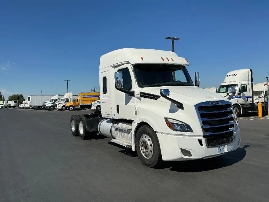 2020 Freightliner Cascadia 126" Sleeper Cab photo 1