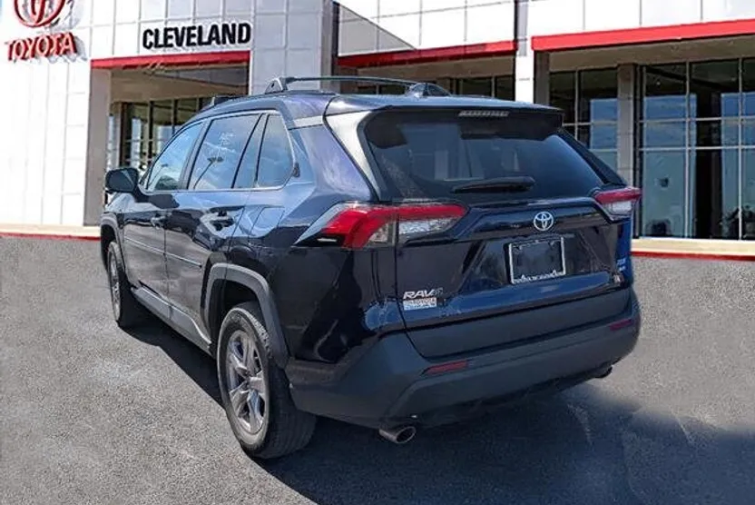 2022 Toyota RAV4 XLE photo 1