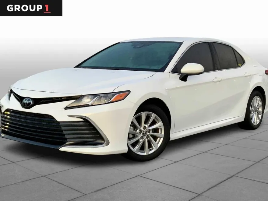 2023 Toyota Camry LE photo 1