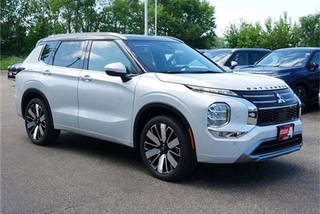 2025 Mitsubishi Outlander SEL photo 1
