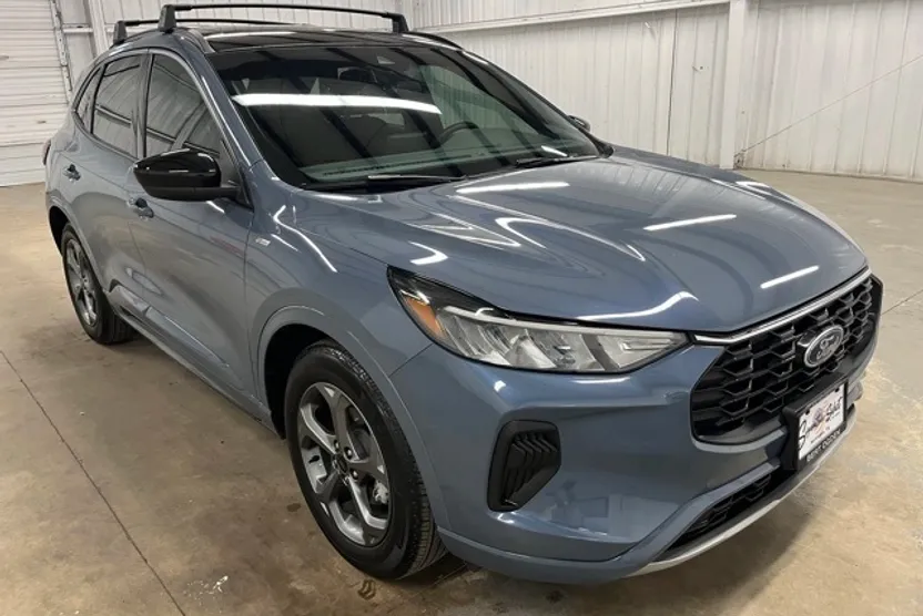 2024 Ford Escape Hybrid ST-Line photo 1