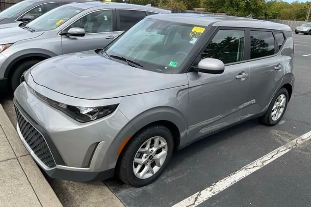 2023 Kia Soul LX photo 1