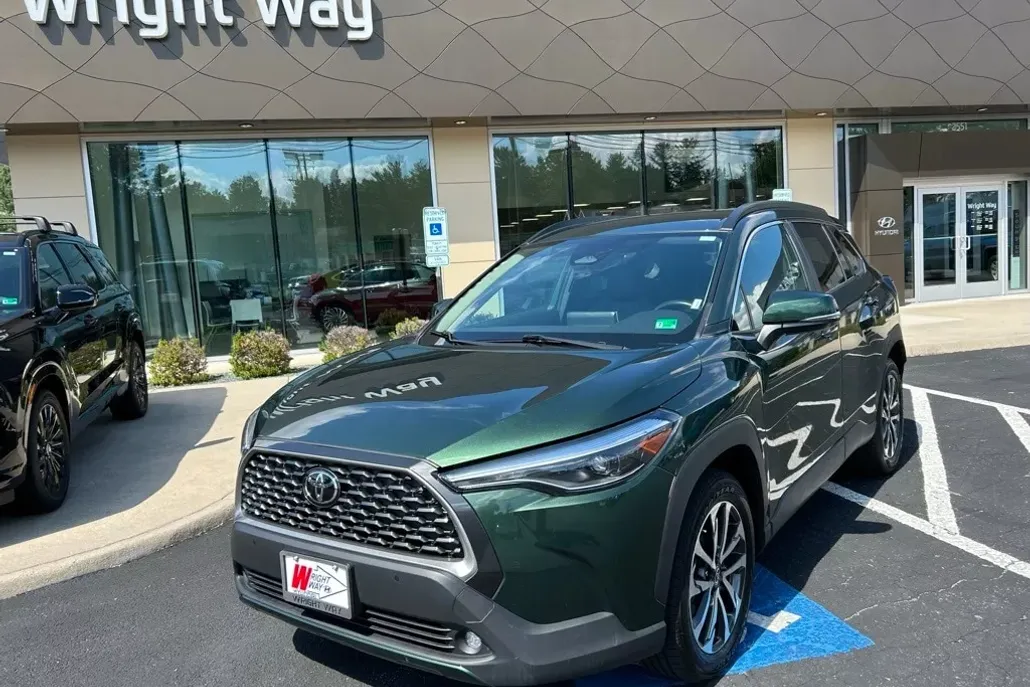 2023 Toyota Corolla Cross XLE photo 1