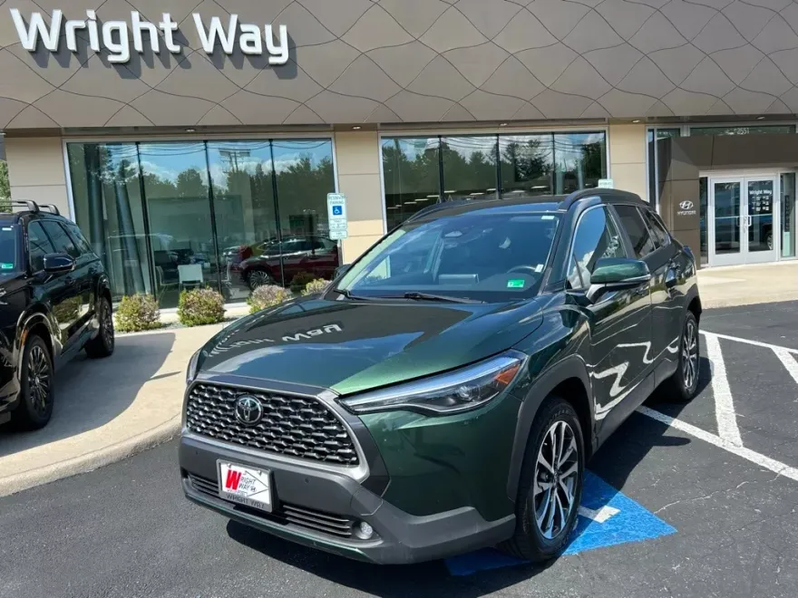 2023 Toyota Corolla Cross XLE photo 1