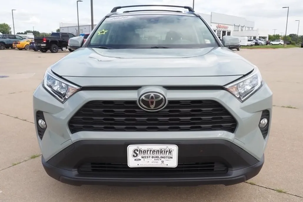 2020 Toyota RAV4 XLE photo 1