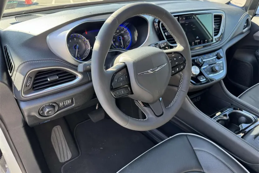 2025 Chrysler Pacifica Limited photo 1