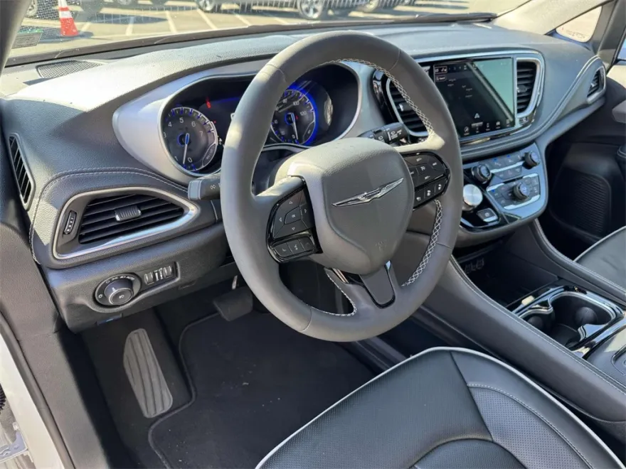 2025 Chrysler Pacifica Limited photo 1