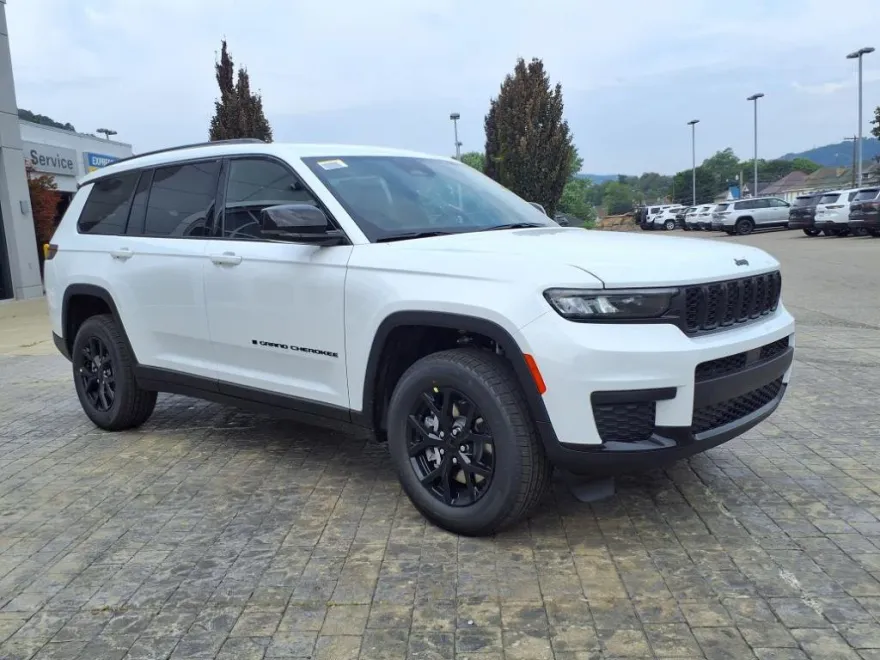 2025 Jeep Grand Cherokee Altitude photo 1