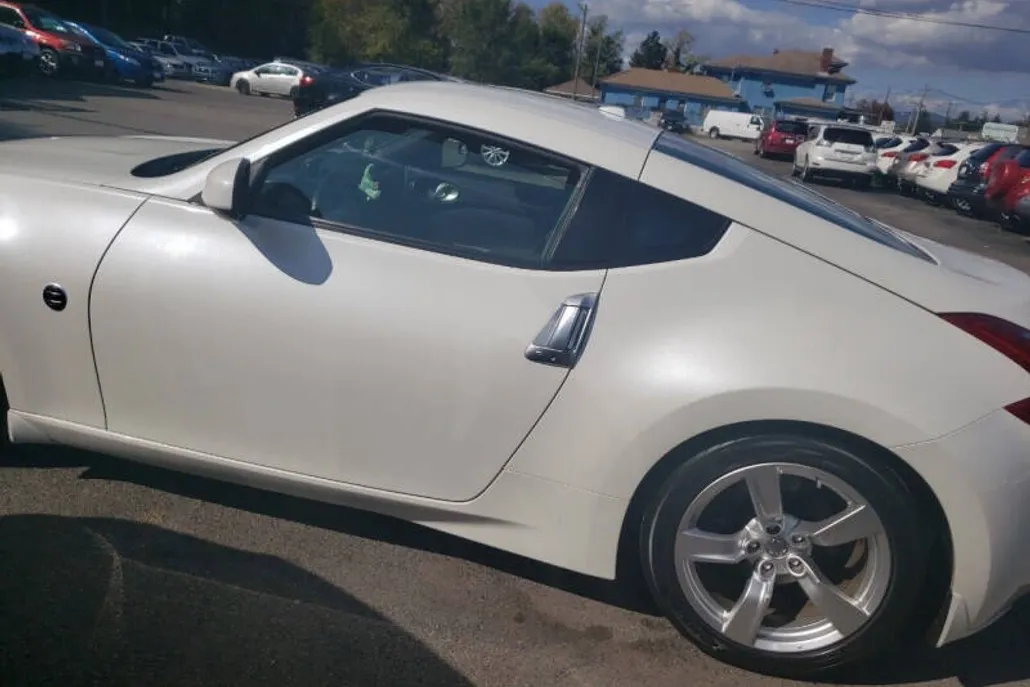2010 Nissan 370Z Base photo 1